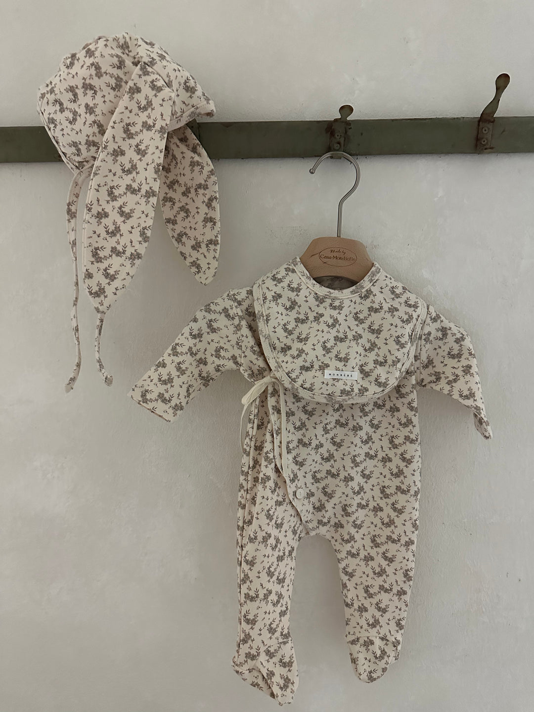 monbebe / Floral cozy suit set (suit+bonnet+bib)t  (petit pas marché)