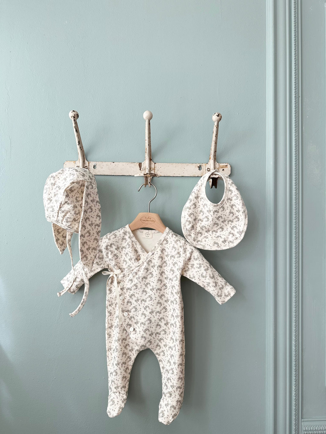 monbebe / Floral cozy suit set (suit+bonnet+bib)t  (petit pas marché)