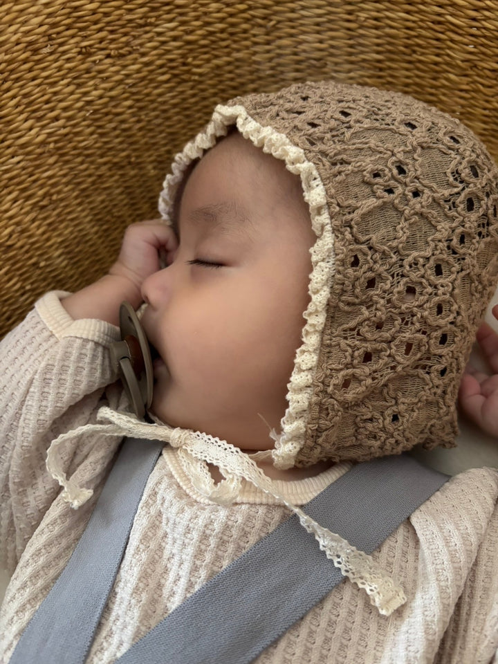 bebeholic / lace bonnet