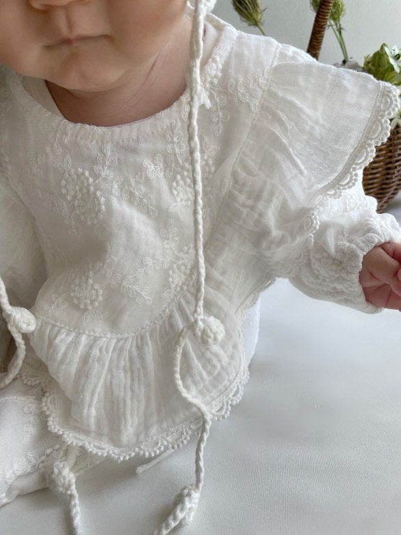 monbebe / Lace frill vest