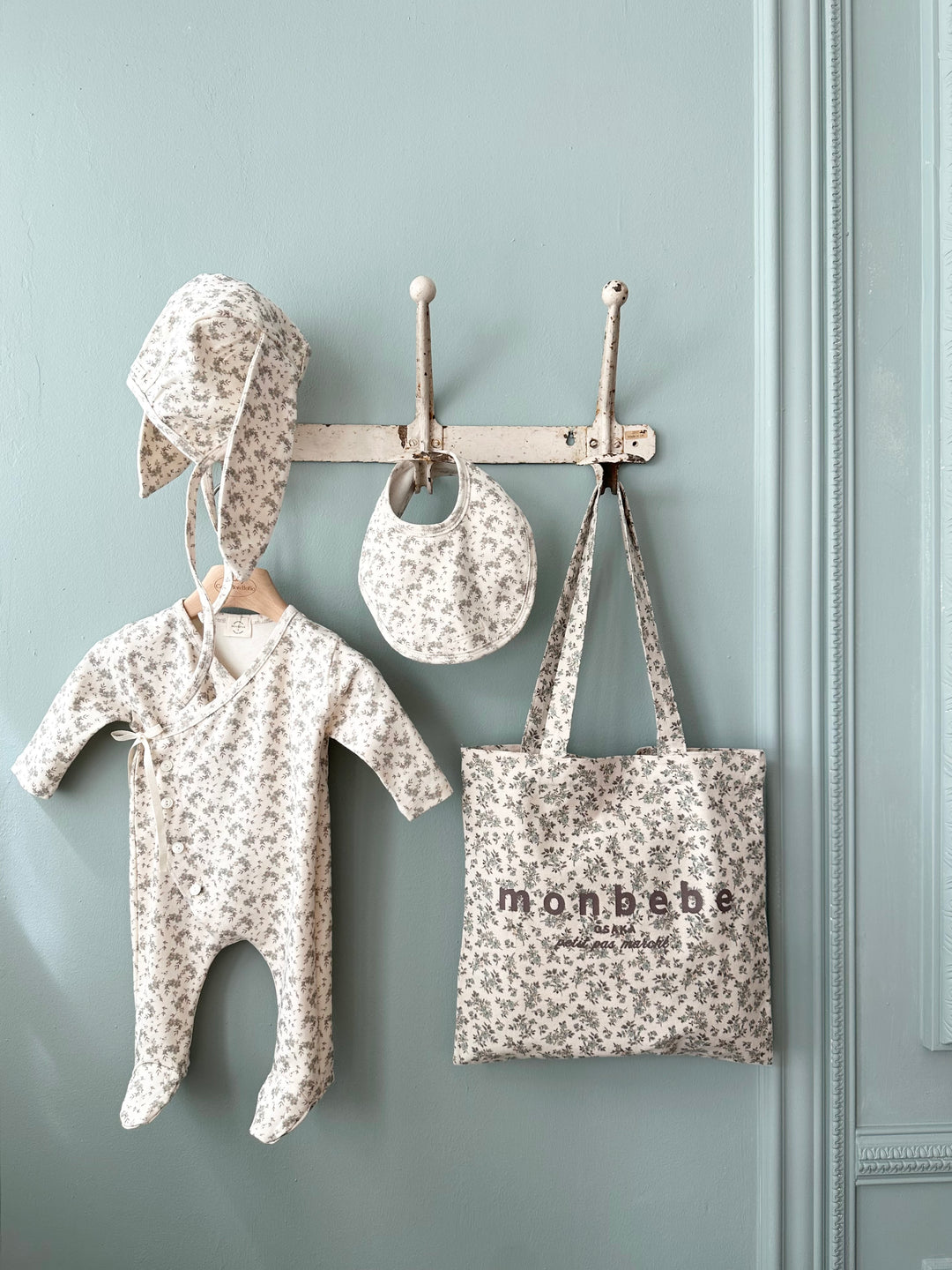 monbebe / Floral cozy suit set (suit+bonnet+bib)t  (petit pas marché)