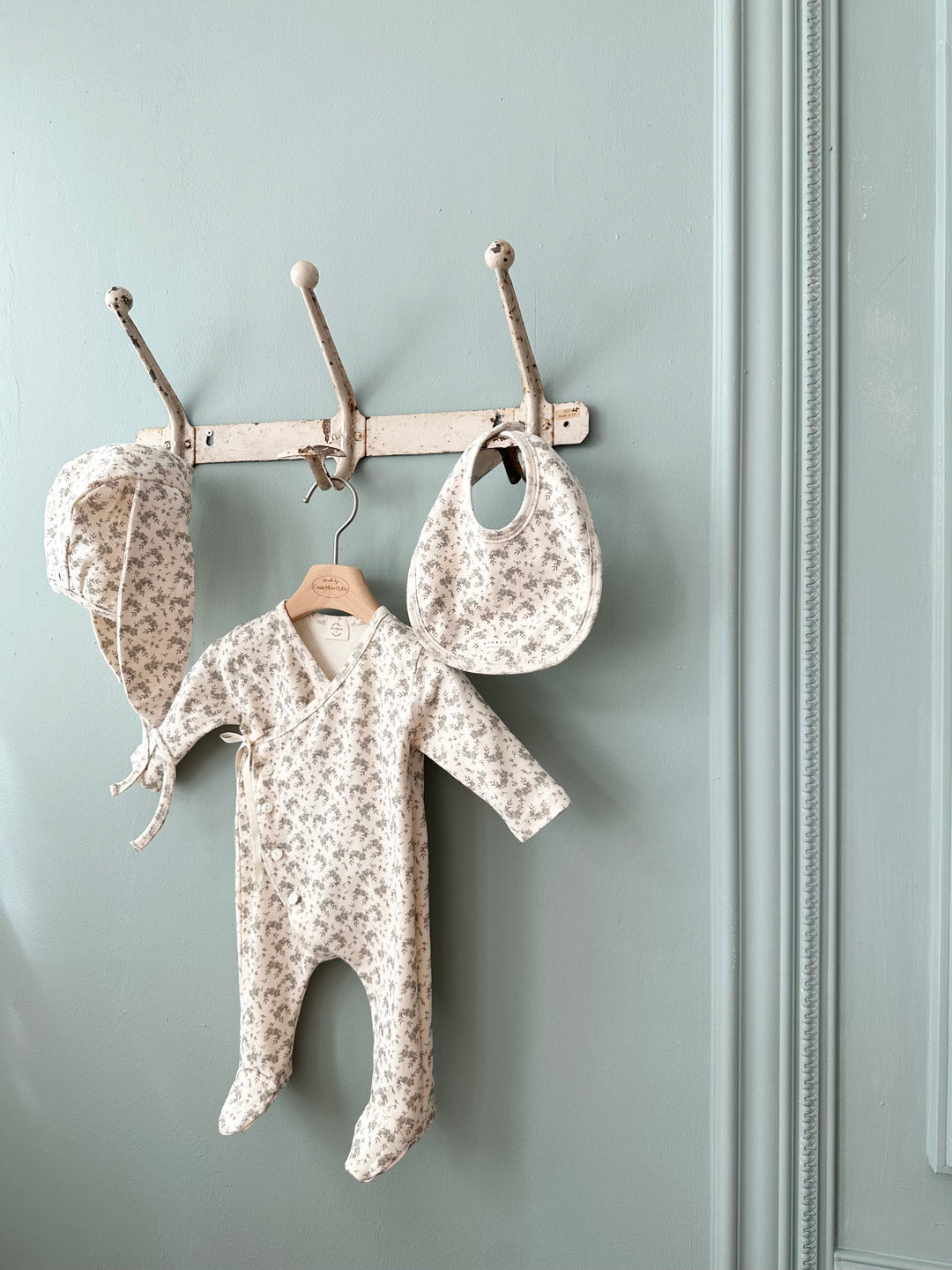 monbebe / Floral cozy suit set (suit+bonnet+bib)t  (petit pas marché)