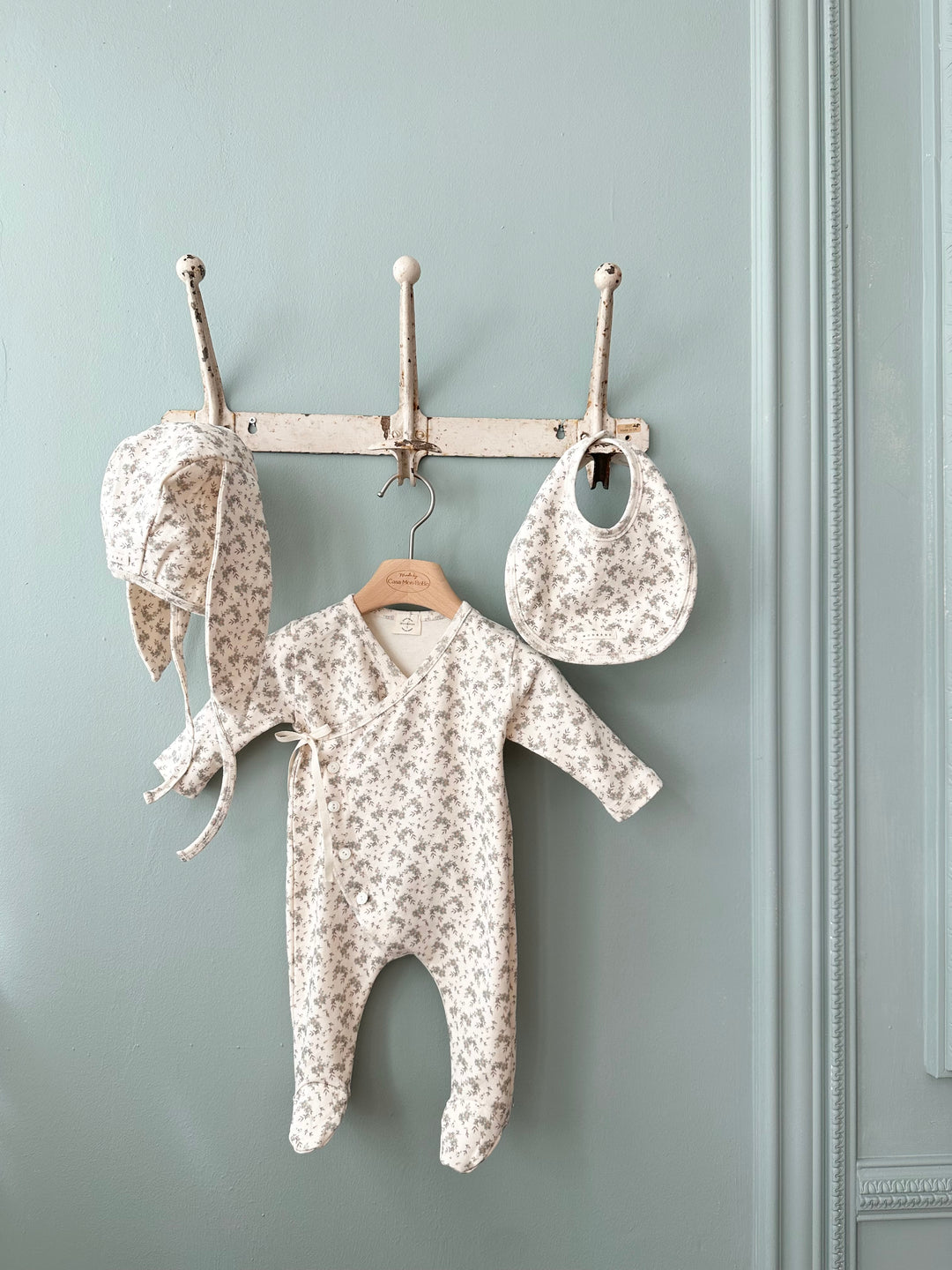 monbebe / Floral cozy suit set (suit+bonnet+bib)t  (petit pas marché)