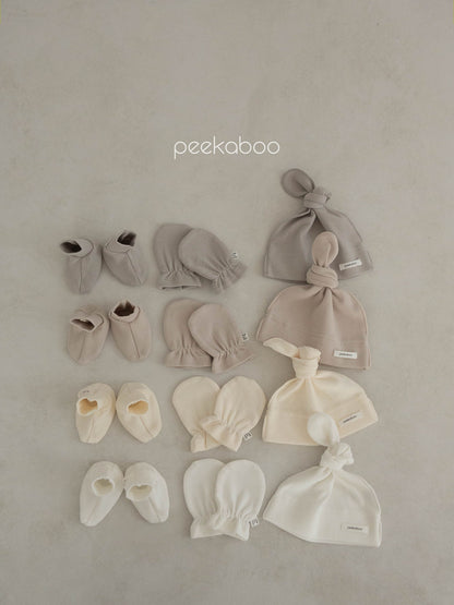 peekaboo  /  vanilla hand and foot cover