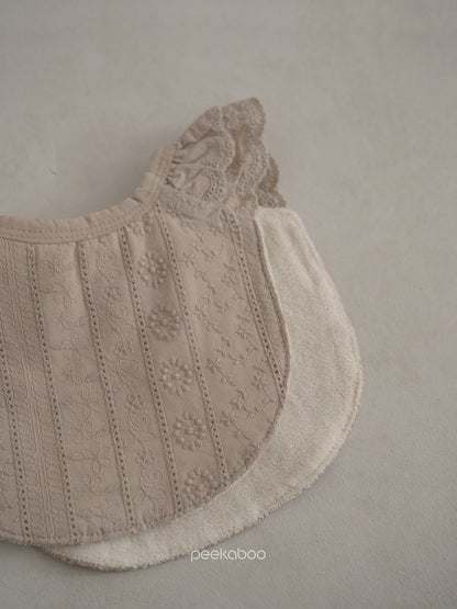 peekaboo / Lily bib