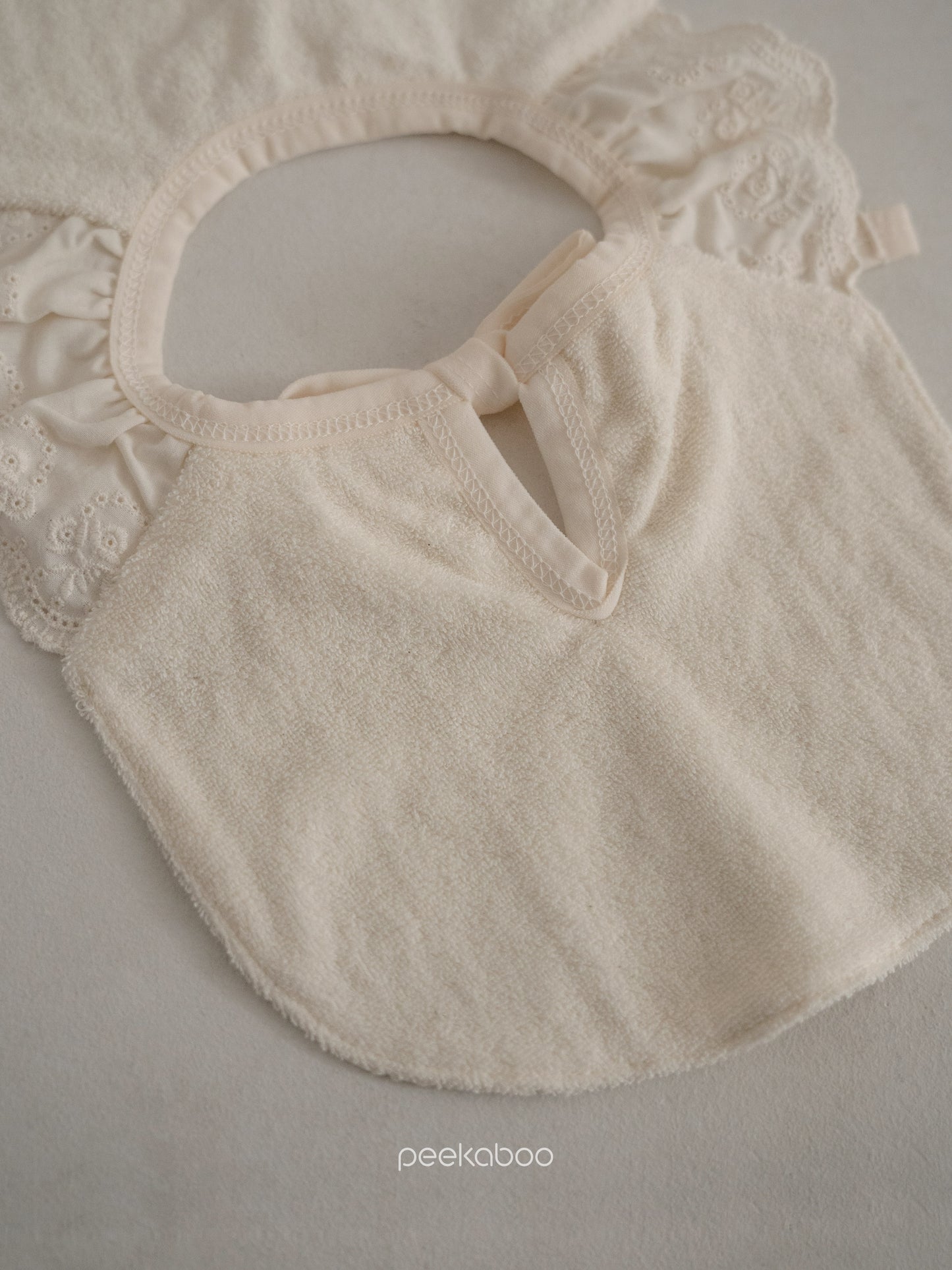 peekaboo / Lily bib